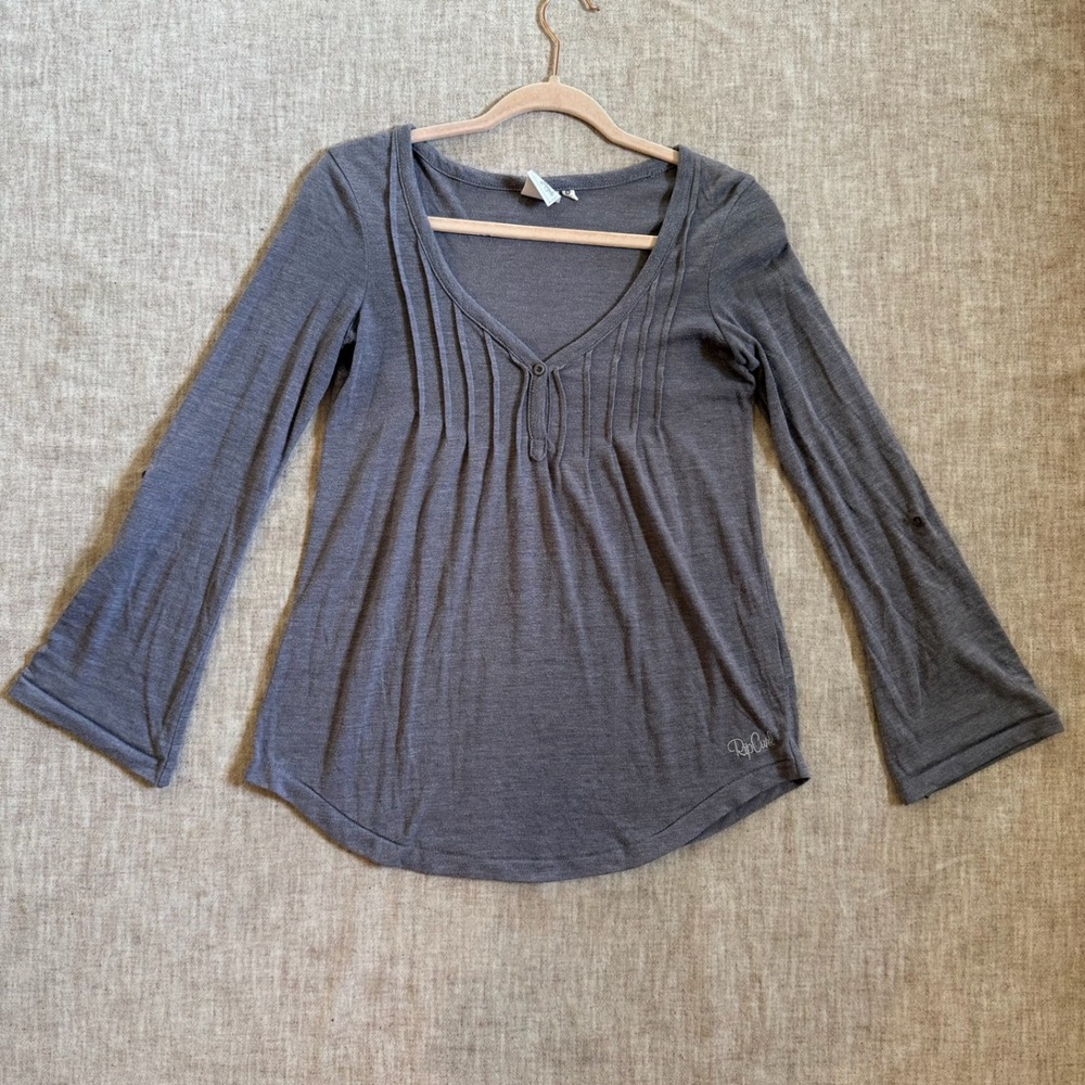 Rip Curl Pintuck Pleated Bell Sleeve Top Small Gray Boho V-Neck Surf Tee